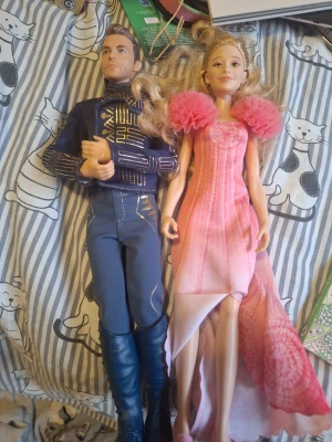 Glinda och Fiyero dockor från wicked - Säljer mina dockor som är fiyero och glinda. Det går att köpa dom separat om du skulle vilja ha glinda och inte fiyero. Jag kommer sälja dom för ganska dyrt då dom är rare och knappt går att få tag i. Men jag hoppas dom hamnar hos någon som tar bra hand om dom. Glinda sjunger popular om man trycker på hennes mage. Dom är aldrig använda utan bara stått i ett vitrinskåp. Jag kommer sälja Glinda för 600 och Fiyero för 700 då han va dyrare för mig att köpa eftersom han knappt går att få tag i. 