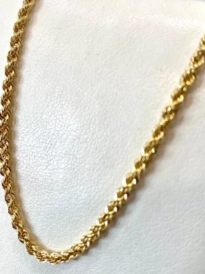 Äkta 18k cordell halsband 3g 50cm  - Äkta 18k cordell halsband. Vikt: 3,00g längd: 50 cm inga skambud! Kvitto finns vid eventuell affär! Mer info kom PM