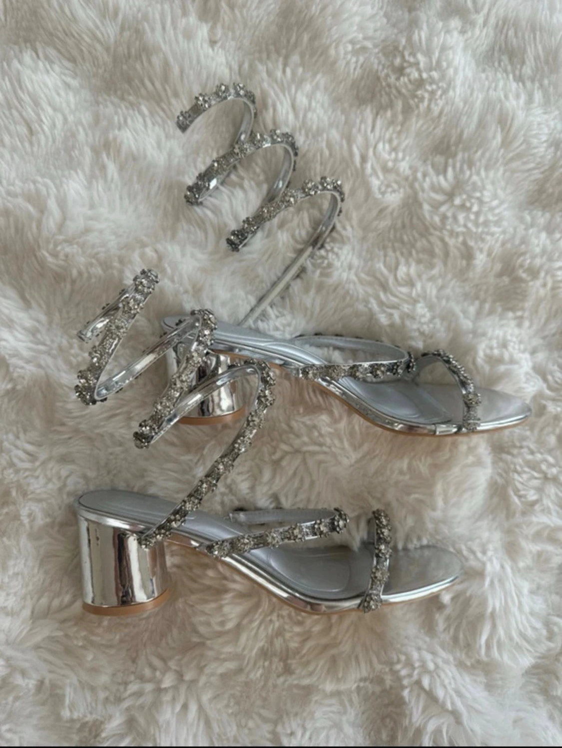 Silvriga sandaletter med strassdetaljer