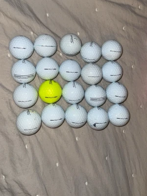 20 st Titleist proV1 - Säljer dessa proV1 bollar från Titleist för ett schysst pris. Bollarna är i mycket fint skick, näst intill nyskick där vissa endast har små markeringar på sig. Det är 14 st proV1 och 6 st proV1x. Hör av er vid minsta intresse!