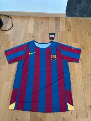 Barcelona fotbollströja Ronaldinho #10 - Säljer en officiell FC Barcelona matchtröja från Nike med Ronaldinho med nummer 10 på ryggen. Perfekt för användning eller samling