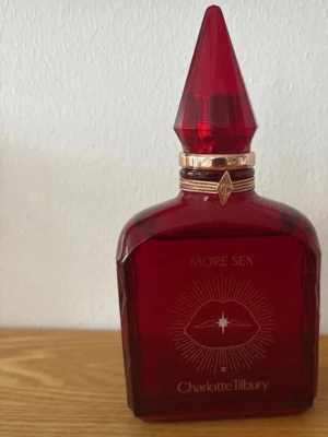 Charlotte Tilbury More Sex parfym - Parfym som är använd fåtal gånger. 100ml