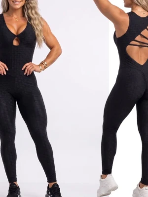 Svart scrunch-jumpsuit med struktur, ny med lapp - Säljer en par svart scrunch-jumpsuit.Materialet har en cool struktur med 3D-mönster som ger extra stilpoäng. Perfekta för dig som vill vara både stilfull och få ett bekvämt till träning träningspass:) Aldrig använd.