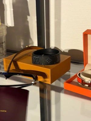 Svart Lv läderarmband - Passar alla handledar, relativ ny har använt den, skriv om ni har några frågor