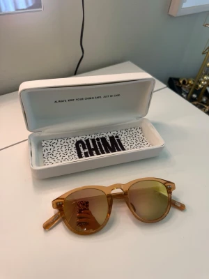 Chimi solglasögon #002 peach   - Solglasögon från chimi i modellen #002 och färgen peach. De har några få knappt synliga repor på glaset men inget som märks alls när man har på sig dem🥰