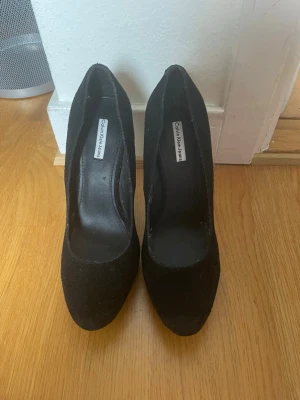 Svarta klackar från Calvin Klein jeans - Snygga svarta klackar i mocka från Calvin Klein med hög klack och rundad tå. Inte använda mycket hittade dem i garderoben 