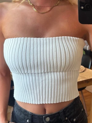 Bandeau topp - Ribbad bandeau topp som är dubbelvikt upptill. Den är i ett tjockare stickat material. 