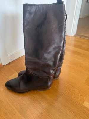 Bruna boots - Snygga mörkbruna stövlar i äkta läder med rund tå och låg klack. Vintage. Pris kan diskuteras vid snabb affär 
