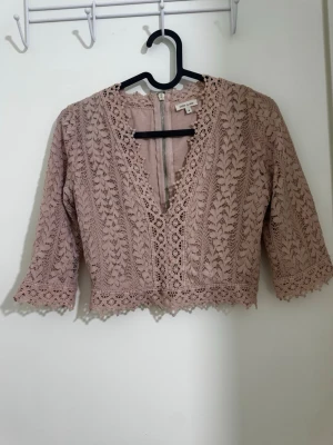 Topp River Island  - En topp från River Island i stl XS säljs för 120 kr. 