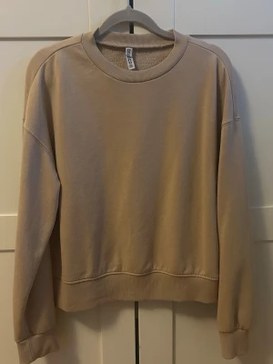 Beige sweatshirt  - Säljer en beige sweatshirt med rund halsringning och långa ärmar. Tröjan har ribbade muddar vid ärmslut och nederkant, och är gjord i mjukt material som passar perfekt för en avslappnad stil. Pris kan diskuteras och kolla gärna in mina andra artiklar och skapa bundles 💕