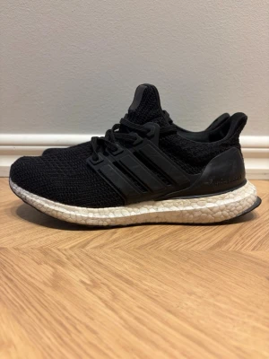 Adidas UltraBoost  - Svarta Adidas UltraBoost 4.0 i bra skick. Storlek 38. Lite slitage på insidan vid hälen på båda skorna (se bilder), men de fungerar helt som de ska.