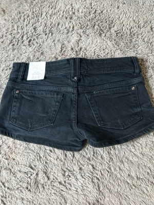 Svarta lågmidjade jeansshorts - Aldrig använt!❤️