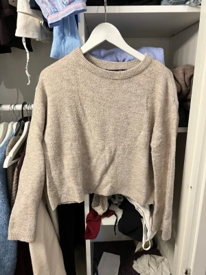 Beige stickad tröja - Mysig beige stickad tröja med bra passform och långa ärmar. Tröjan har en rund halsringning och väldigt mysig till hösten!