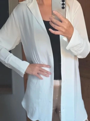 Vit långärmad blus - Hängt, oanvänd, i garderoben. XS men passar S med.