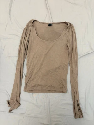 Soft touch jersey top - Säljer denna fina tröjan me slits på ärmen. Tröjan har inte använts. Finns inte i butik eller hemsidan längre. Nypris 200kr