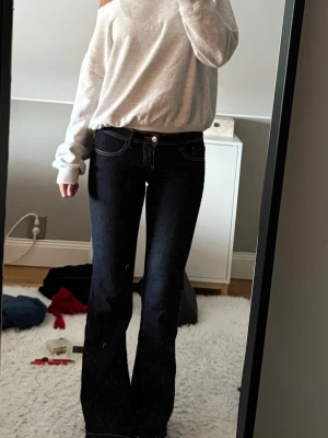 Mörkblå Lågmidjade bootcut jeans gian - Lågmidjade bootcut jeans från Gina säljer då de är för små
