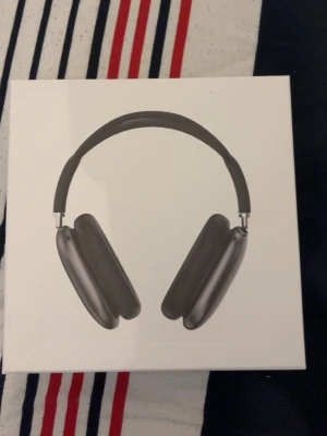 Svarta over-ear hörlurar - Helt nya AirPods pro max jätte bra kavlite priset startas på 3500kr men kan alltid diskuteras som sagt är dem helt nya aldrig använt dem A kopia 