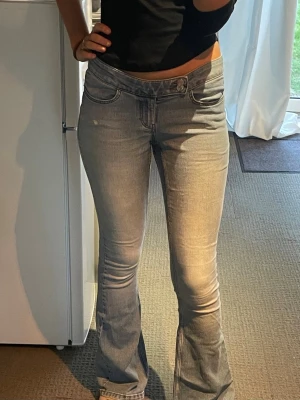 Ljusblå bootcut jeans med låg midja - Fina blåa jeans från veromoda med två knappar framtill, innerbenslängd: 84, storlek S. Jättefina nu till hösten, har en liten defekt på bakre ben (se sista bild) annars i bra skick😊💕
