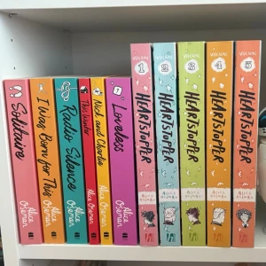 Alice Oseman böcker! - Nästan alla av Alice Osemans böcker! Fjärde Heartstopperboken är SIGNERAD 😍😍allt i bra skick! 75kr styck men paketpris kan diskuteras!