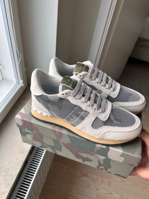 Valentino rockrunners - Först till kvarn!                                                     Säljer dessa rockrunners (till ett riktigt bra pris) i nästan helt oanvänt skick. Box ingår som ni ser på bilden. Perfekta skor till hösten! Hör av er vid frågor kring skorna😊🤝. Passar även 42!       Obs kan gå ner i pris vid snabb affär. 