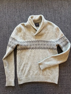 Abercrombie & fitch tröja ~ vintage  - Sjukt eftertraktad Abercrombie & Fitch tröja ~ unik sällsynt vintage modell som inte längre produceras | st M men sitter som S | Rekommenderad längd mellan 170–180cm | klassisk passform | perfekt vintage piece | OBS kan gå ner lite i pris vid snabb affär! 🏄