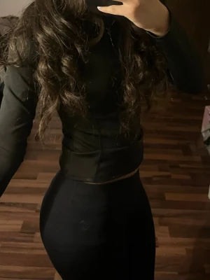 Svarta  leggings - Säljer ett par svarta leggings tight passform. De är stretchiga och sitter snyggt på kroppen, perfekta till en enkel topp eller hoodie. Materialet ser ut att vara mjukt och följsamt, vilket gör dem bekväma att bära hela dagen. Storlek 158/164 men passar mig som xs/s