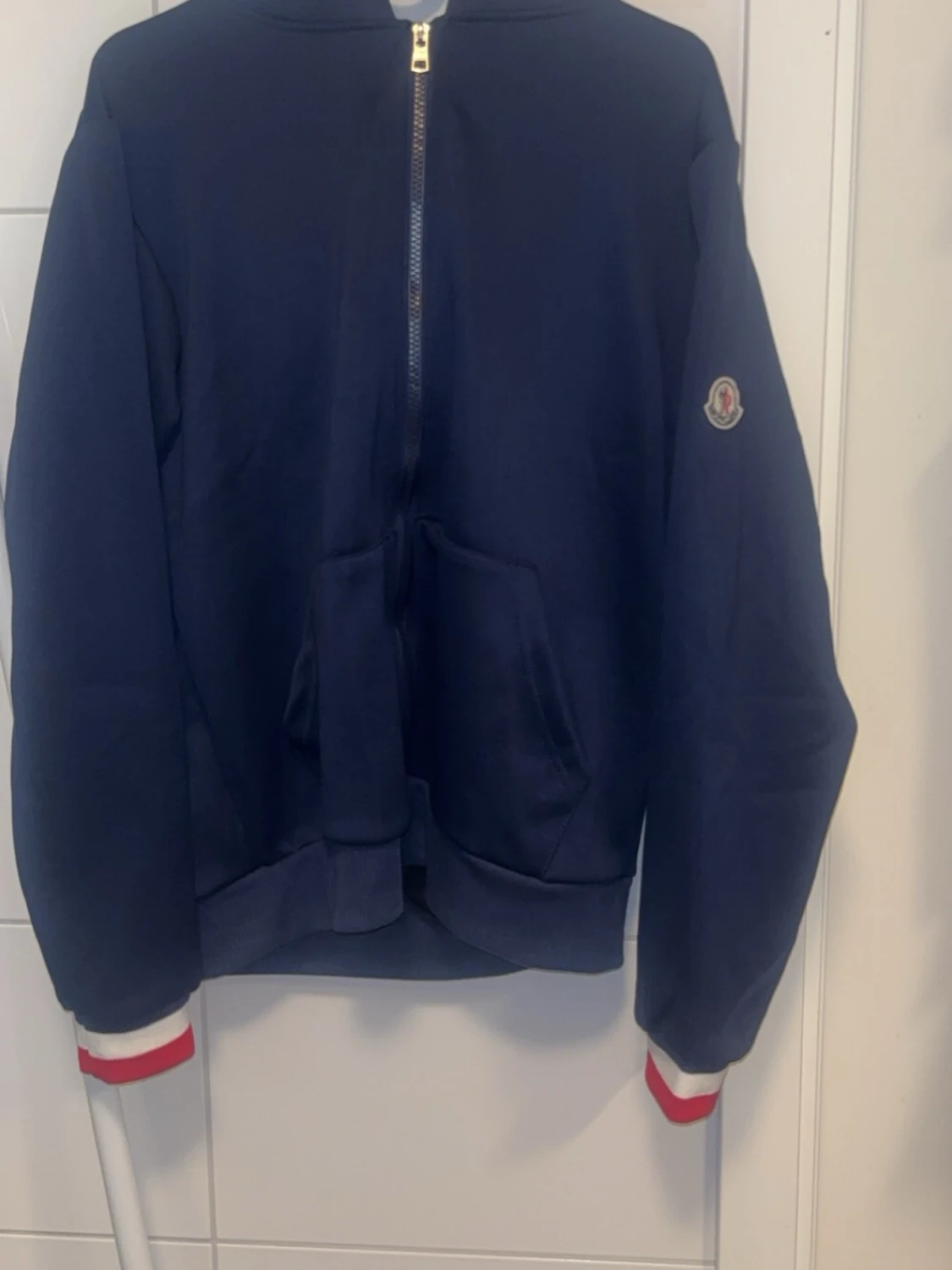 Mörkblå hoodie med dragkedja