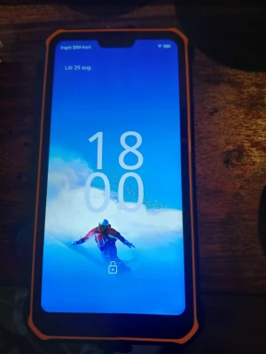 Svart och orange PHONEMAX M10 Android smartphone - Robust smartphone från PHONEMAX M10 ,svart med orange detaljer. Telefonen har en kantig design med förstärkt ram (8Gb) och texturerad baksida för extra grepp. Skärmen har en notch och baksidan har flera kameror. Även vattentät och undevattens kamera. Perfekt för dig som vill ha en tålig mobil. Väldigt robust och tål de mesta.  I nyskick endast användas 2-3ggr.