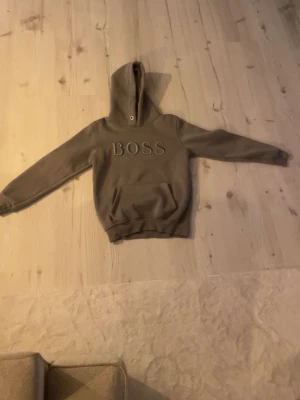 Hoodie  - Säljer denna Hoodie för den inte används längre, den är lite trasig på fickan, men inget man tänker på riktigt.
