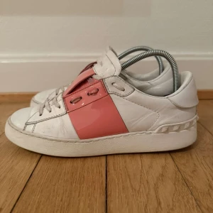 Valentino open sneakers  - Säljer nu dessa fina valentino skor i storlek 36 | Dom är i väldigt fint skick | Hör av er vid frågor. Dom är lite mer slitna nu än på bilden, speciellt under sulan. Skriv privat för egna bilder.💘💗🩷