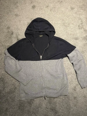 Massimo dutti zip-hoodie  - Mycket eftertraktad Massimo dutti zip-hoodie, storlek M, bomull 