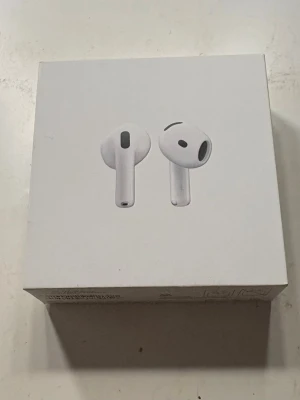 Apple AirPods 4 trådlösa hörlurar - Helt nya Airpods 4. Obruten förpackning. (Lådan är lite smutsig då den legat i en låda)✨🤗💕
