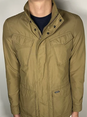 Woolrich field jacket - 👕 Plagg: field jacket                                                                 📏 Storlek: S                                                                🏷️ Märke/Modell: Woolrich                                           ✨ Skick: Fint skick                                                      💬 Vid frågor är det bara att skriva!                                                                                          🛍️ Gramenti