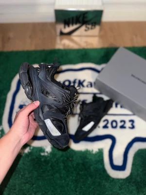 Balenciaga Track Triple Black  - Balenciaga Track Triple Black / Comes with digital receipt and box / Comes with box / Condition:8,25/10 / Size:42eu/8,5us(might fit to 42,5eu) 
