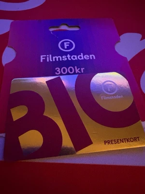 Presentkort Filmstaden 300kr, men du kan köpa den för 270kr - Presentkort från Filmstaden laddat med 300 kr. 