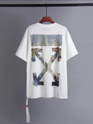 Vit off white T-shirt  - Vit t-shirt med stort grafiskt tryck på ryggen i blandade färger och motiv. Klassisk passform med korta ärmar och rund hals. Perfekt för dig som gillar streetwear och unika prints.