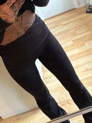 Svarta yoga pants  - Svarta yoga pants, lite noppriga därav pris 💋 ▪️ TikTok - ginise 