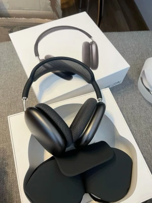 Svarta over-air pod max - Stilrena svarta over-ear hörlurar med mjuka öronkuddar i mesh och båge i metall och textil. Modern design med rundade former och justerbar passform. Perfekta för musik, gaming eller film. Levereras med matchande fodral. Går att prata om priset vid snabb affär