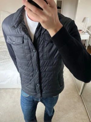 Blå cardigan jacka från Massimo Dutti - Säljer en riktigt fet cardigan jacka med knappar och två bröstfickor. Jackan är i storleken M utan defekter ! 😁✌🏼        ——————————————————————————                                                    📐| Storlek: Medium                                                             👖| Märke: Massimo Dutti                                      🔎| Skick: Mycket Bra!                                                     ✍🏻| Skriv om du har några frågor