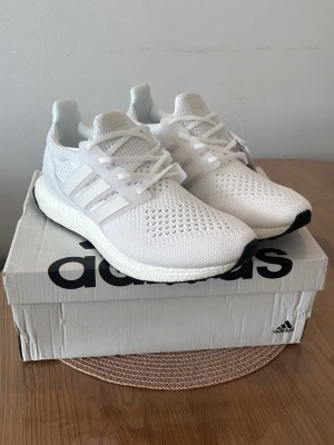 Adidas Ultraboost 1.0 - Adidas Ultraboost 1.0, Skick: 10/10 – helt oanvända, kommer med originalbox. Vid frågor eller intresse, skicka gärna ett DM.