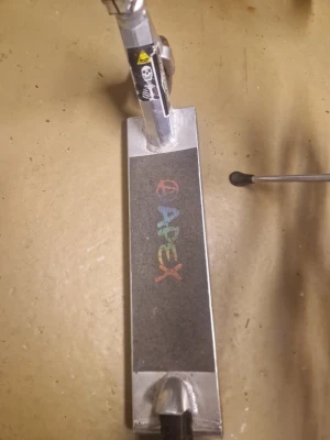 Tilt theory 3 scooter deck gray - Bought in May and not used much. No cracks and it seems used because its over waxed. Its in very good condition. Ovh price 200e. ONLY DECK NOT THE WHOLE SCOOTER. 1480g 50cm long and 5.0 wide. You can offer your own price.