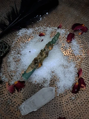 .✨ Attrahera överflöd & rikedom ✨ - Vill du bjuda in mer pengar, tur och ekonomiskt flow i ditt liv? 💸 Detta handgjorda magiljus (spell candle) är skapat specifikt för att manifestera överflöd och rikedom. Ljustet är rullat och preparerat med noga utvalda örter och kristallenergier som är kända för att dra till sig framgång och nya möjligheter. Perfekt för dina ritualer, meditationer eller bara för att sätta en magisk intention i vardagen. 🔮✨Syfte: Pengar, framgång, överflöd & rikedom.