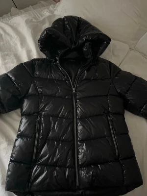 glansig höst/vinter jacka svart - säljer en svart glansig jacka som funkar till höst och vinter! är är knappt använd och har inga tecken på användning. den är i storlek xxs från everest! 🫶🍂
