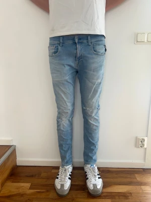 Replay Hyperflex Grover Jeans - Säljer just nu dessa feta Replay Jeans🙌🏻Storlek: 30/32. Längd= 100 cm | Midja= 40cm | Skriv för fler frågor eller funderingar! Modellen är 190 cm och väger 75!