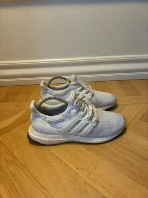Ultraboost  - Ultraboost 4.0 vita storlek 39 nypris cirka 2300kr Skriv om ni har frågor Mvh Gabbe