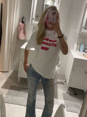 Acne Studios T-Shirt - Supersnygg Acne t-shirt till tjej med rosa fluffig text. Storlek S. Passformen är oversized/baggy. Alltså en avslappnad luftig passform, passar därför också större storlek. Perfekt att matcha till trendiga outfits. Skickar snabbt! ✨🤍