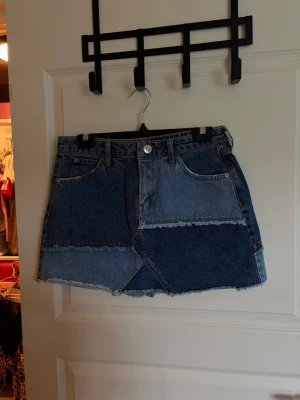  jeanskjol i olika blå toner - kort jeanskjol från River Island i patchwork-stil med olika blå denimtyger. Aldrig använd 