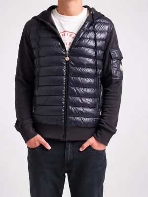 Moncler Cardigan - Mörkblå Moncler cardigan med luva! Cardiganen är i storlek M. Modellen på bilden är 181 cm lång och jackan sitter perfekt. Jackan är självklart äkta men har däremot tydliga defekter på båda armarna! Därav ligger vårat pris på 799kr på grund av det tydliga slitaget! Priset kan anpassas lite vid en snabb affär! Kom gärna med frågor angående storlek och pris! 🤗