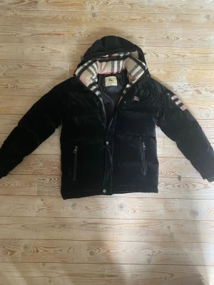 Burberry Jacka - Snygg Burberry jacka, storlek S, perfekt kondition.