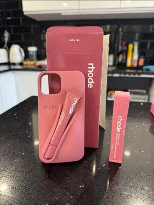 Rhode skal + lipgloss - Färg: salty tan,  passar iphone 13 , 14  och 15 helt nytt & oanvänt! 